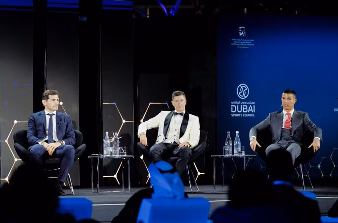 Ronaldo, Lewandowski và Iker Casillas giao lưu tại lễ trao giải