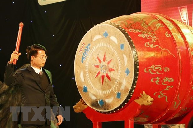 Ông Hoàng Quốc Khánh, Bí thư Huyện ủy Tam Đường, đánh trống khai mạc Tuần Văn hóa, du lịch huyện Tam Đường. (Ảnh: Nguyễn Oanh/TTXVN)