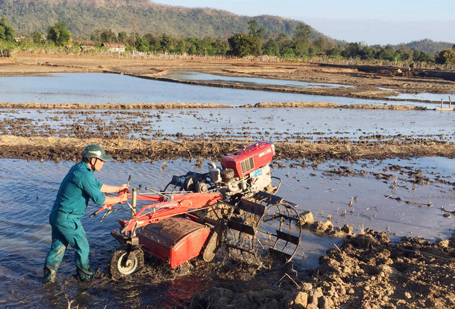 Người dân tiến hành làm đất, chuẩn bị gieo sạ lúa vụ Đông Xuân 2020-2021. Ảnh: Quang Tấn Người dân tiến hành làm đất, chuẩn bị gieo sạ vụ Đông Xuân 2020-2021. Ảnh: Quang Tấn