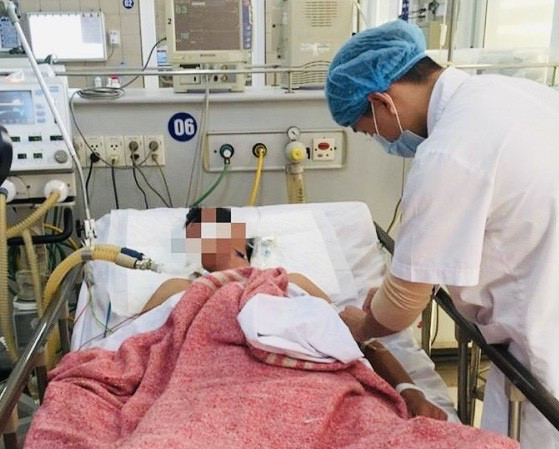 Một trường hợp ngộ độc khí CO do sưởi ấm bằng than củi trong phòng kín, điều trị tại Bệnh viện Bạch Mai. (Ảnh: MAI THANH)