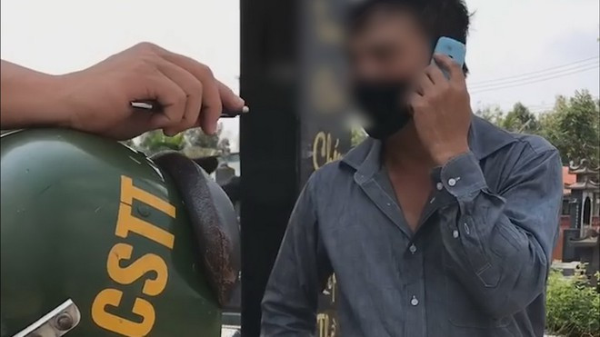 Khi bị lực lượng cảnh sát giao thông - trật tự kiểm tra, các tài xế gọi điện nhờ can thiệp ẢNH: CẮT TỪ CLIP