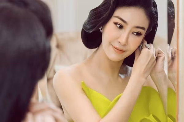 Ở tuổi U50, Hà Kiều Anh, người đẹp hướng đến vẻ đẹp quý phái và chuộng gout thời trang tinh tế, tôn dáng vóc.