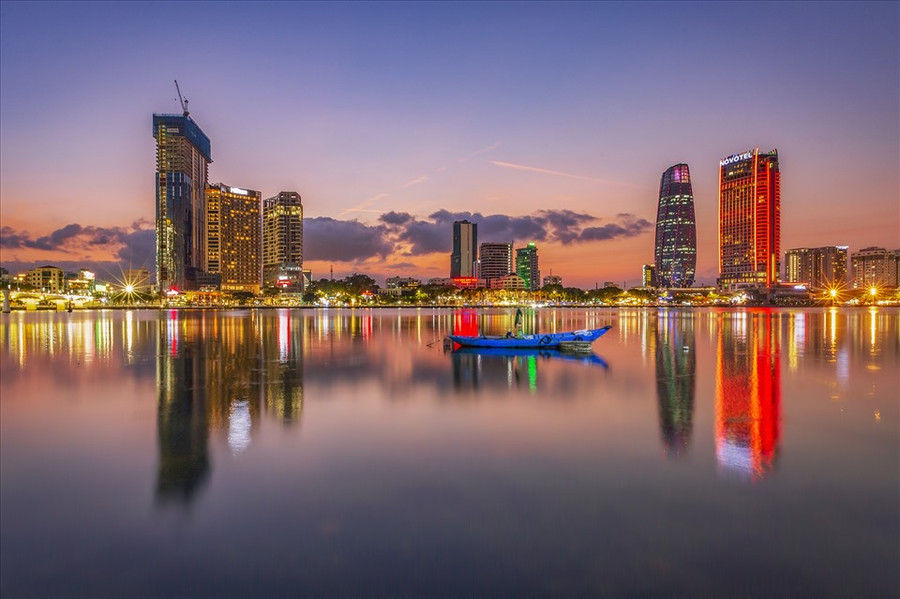 3.000 du khách và người dân sẽ được du ngoạn miễn phí sông Hàn về đêm. Ảnh: Thuỳ Trang