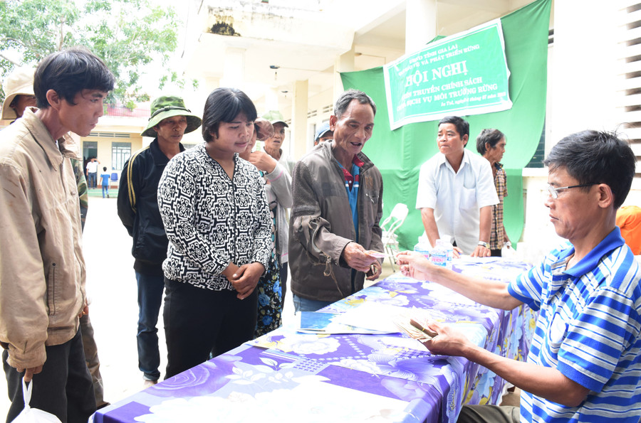 Chi trả tiền dịch vụ môi trường rừng cho người dân ở xã Ia Tul (huyện Ia Pa). Ảnh: Minh Nguyễn Chi trả tiền dịch vụ môi trường rừng cho người dân ở xã Ia Tul (huyện Ia Pa, tỉnh Gia Lai). Ảnh: Minh Nguyễn