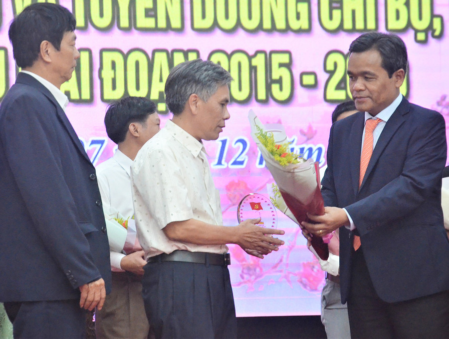 Đồng chí Hồ Văn Niên-Bí thư Tỉnh ủy tặng biểu trưng và hoa cho các chi bộ tiêu biểu. Ảnh: Phương Linh Đồng chí Hồ Văn Niên-Bí thư Tỉnh ủy tặng biểu trưng và hoa cho các chi bộ tiêu biểu. Ảnh: Phương Linh