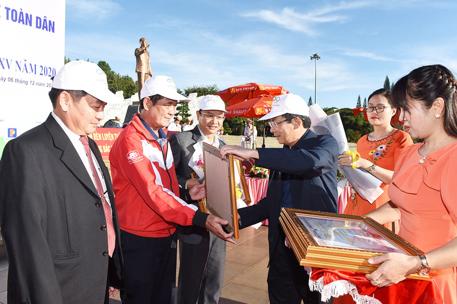 Ông Đỗ Tiến Đông-Phó Chủ tịch Thường trực UBND tỉnh tặng Bằng khen của Chủ tịch UBND tỉnh cho các cá nhân đã có những đóng góp tích cực cho Giải Việt dã Báo Gia Lai. Ảnh: Nguyễn Tú