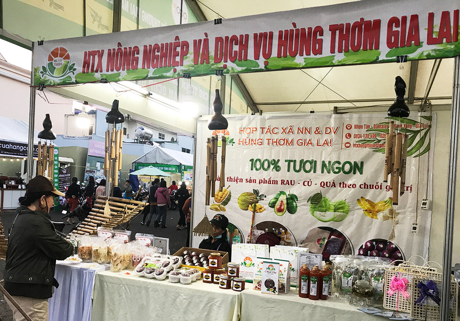 Gian hàng trưng bày sản phẩm của Hợp tác xã Nông nghiệp và Dịch vụ Hùng Thơm Gia Lai tại Hội chợ triển lãm thương mại và giới thiệu sản phẩm OCOP Gia Lai năm 2020. Ảnh: Diệp Tấn
