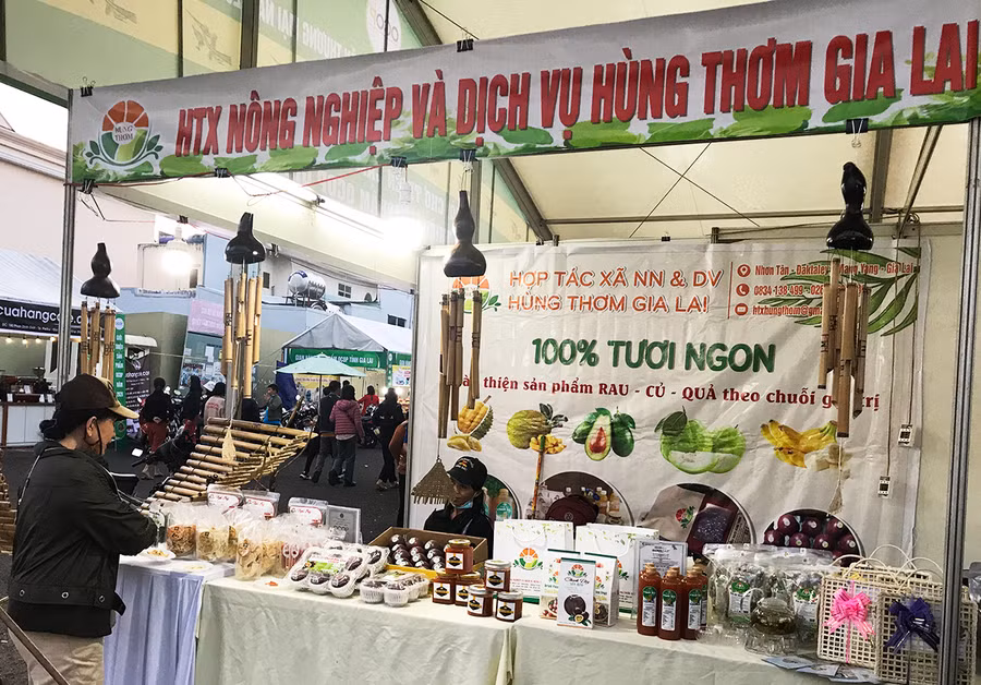 Gian hàng trưng bày sản phẩm của Hợp tác xã Nông nghiệp và Dịch vụ Hùng Thơm Gia Lai tại Hội chợ triển lãm thương mại và giới thiệu sản phẩm OCOP Gia Lai năm 2020. Ảnh: Diệp Tấn