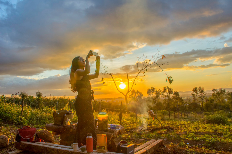 màu sắc liên tục chuyển đổi của bầu trời chiều khiến mỗi chiều hoàng hôn ở cao nguyên Pleiku như một bữa tiệc của màu sắc