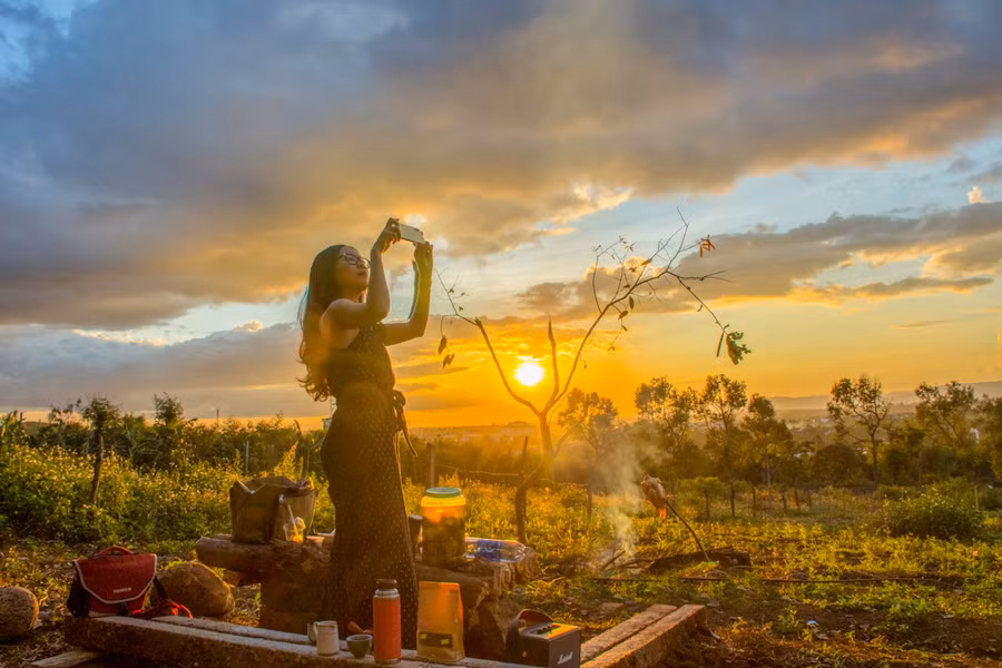 màu sắc liên tục chuyển đổi của bầu trời chiều khiến mỗi chiều hoàng hôn ở cao nguyên Pleiku như một bữa tiệc của màu sắc