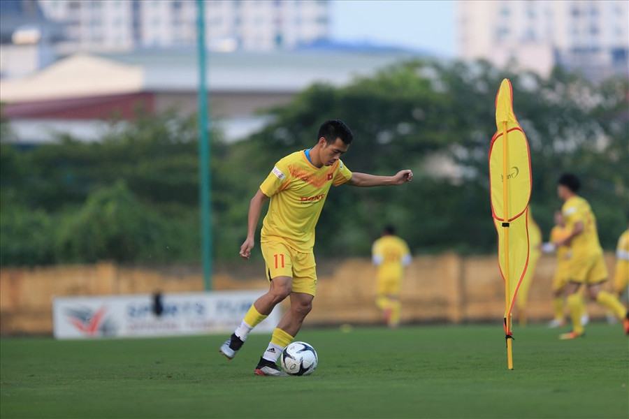 Văn Quyết trong buổi tập đầu tiên cùng đội tuyển Việt Nam. Ảnh: Minh Dân