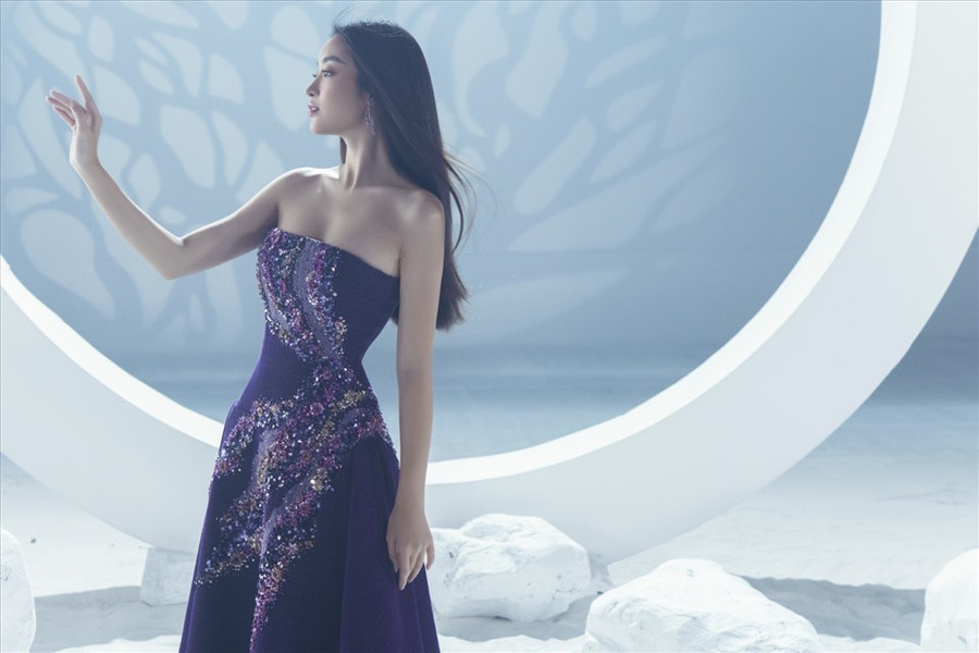 Trái ngược với thần thái sắc lạnh của Kỳ Duyên, Đỗ Mỹ Linh lại gây ấn tượng với vẻ đẹp ngây thơ, trong trẻo.