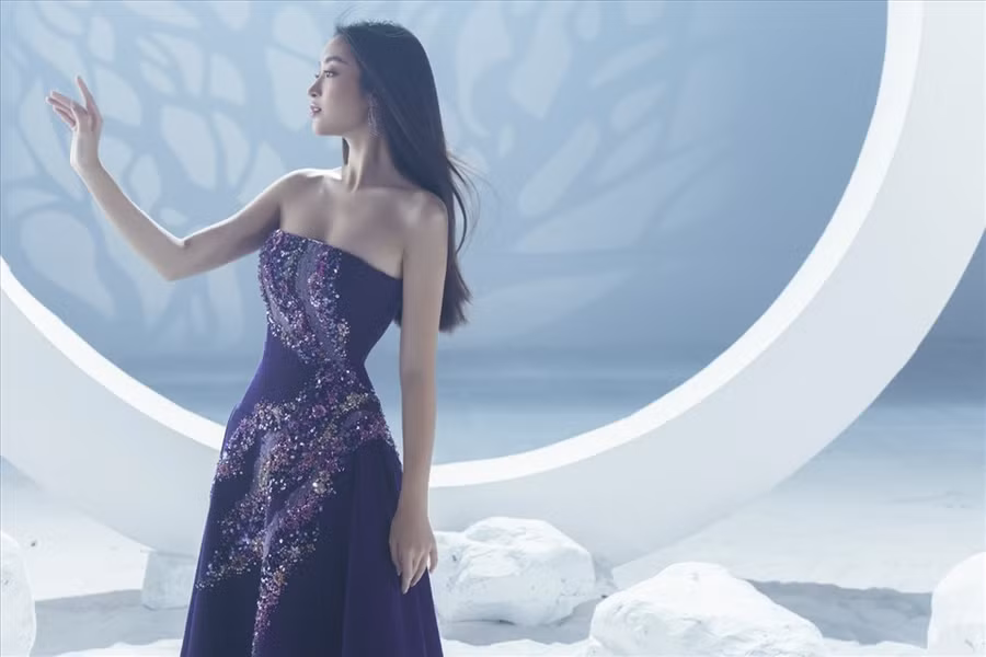 Trái ngược với thần thái sắc lạnh của Kỳ Duyên, Đỗ Mỹ Linh lại gây ấn tượng với vẻ đẹp ngây thơ, trong trẻo.