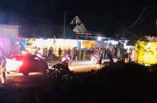 Hiện trường vụ tai nạn khiến 5 người thương vong trước ngôi nhà đang có đám tang. Hiện trường vụ tai nạn khiến 5 người thương vong trước ngôi nhà đang có đám tang.