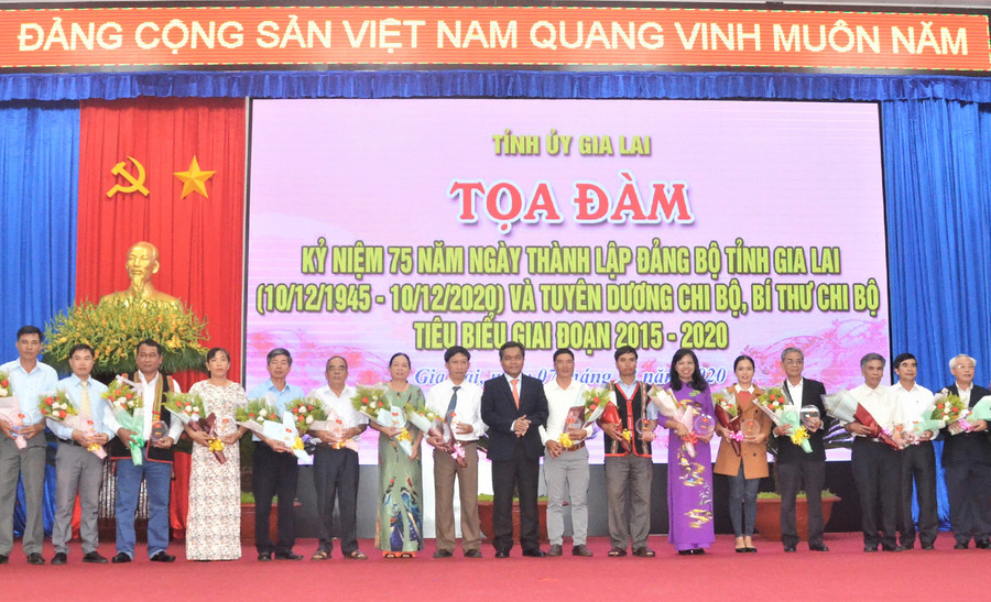 Dịp này có 75 chi bộ tiêu biểu được tuyên dương. Ảnh: Phương Linh Dịp này có 75 chi bộ tiêu biểu được tuyên dương. Ảnh: Phương Linh