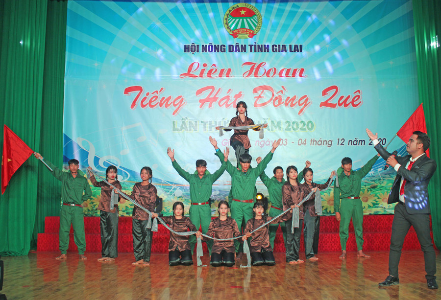 Tiết mục đơn ca “Linh thiêng Việt Nam” do anh Đinh Nhrối (Hội Nông dân huyện Chư Sê) biểu diễn. Ảnh: Thủy Bình