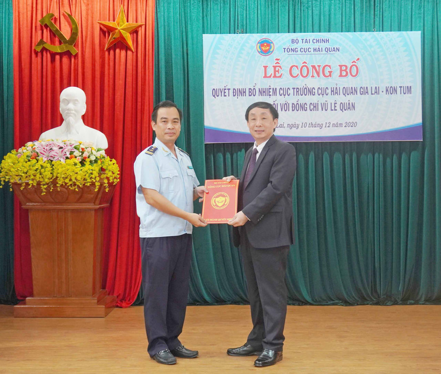 Ông Hoàng Việt Cường trao Quyết định bổ nhiệm cho ông Vũ Lê Quân