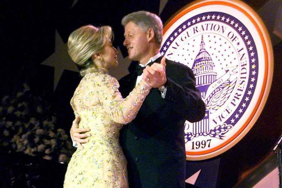 Tổng thống Bill Clinton và Phu nhân trong buổi dạ vũ nhậm chức. Ảnh: AFP Tổng thống Bill Clinton và Phu nhân trong buổi dạ vũ nhậm chức. Ảnh: AFP
