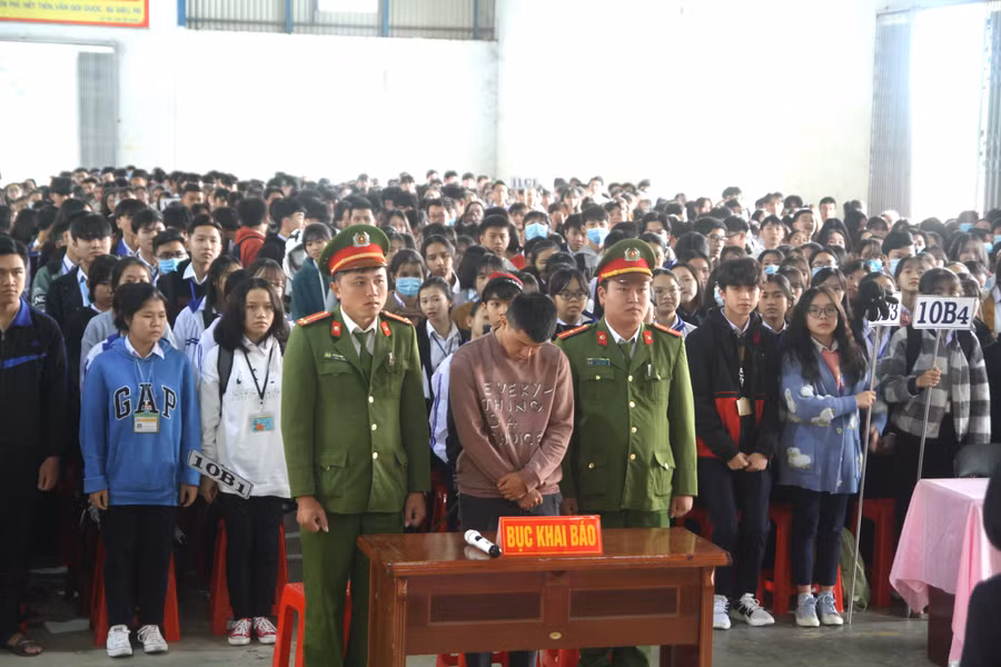  Hơn 1.200 học sinh đã tham gia phiên tòa giả định. Ảnh: Văn Ngọc