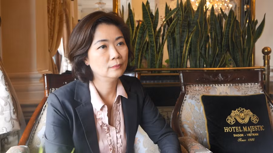 Bà Huỳnh Thị Thu Nga - Phó giám đốc Khách sạn Majestic Saigon, trao đổi với PV Báo Lao Động về công tác phòng chống dịch tại khách sạn. Ảnh: Anh Tú