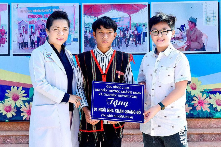 Ảnh 5: Hai em: Nguyễn Huỳnh Nghị và Nguyễn Huỳnh Khánh Đoan đã dành tặng phần quà đặc biệt là ngôi nhà Khăn quàng đỏ cho em Kup (lớp 9, Trường THCS Anh hùng Wừu).