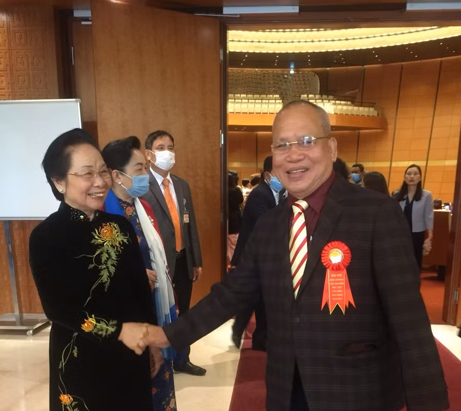  Luật sư Lê Đình Quốc với Nguyên Phó Chủ tịch nước Nguyễn Thị Doan.