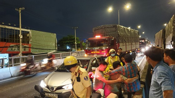 Tài xế được đưa ra khỏi cabin đưa cấp cứu