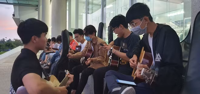 Nhiều bạn sinh viên đến học guitar ẢNH: TẤN ĐẠT