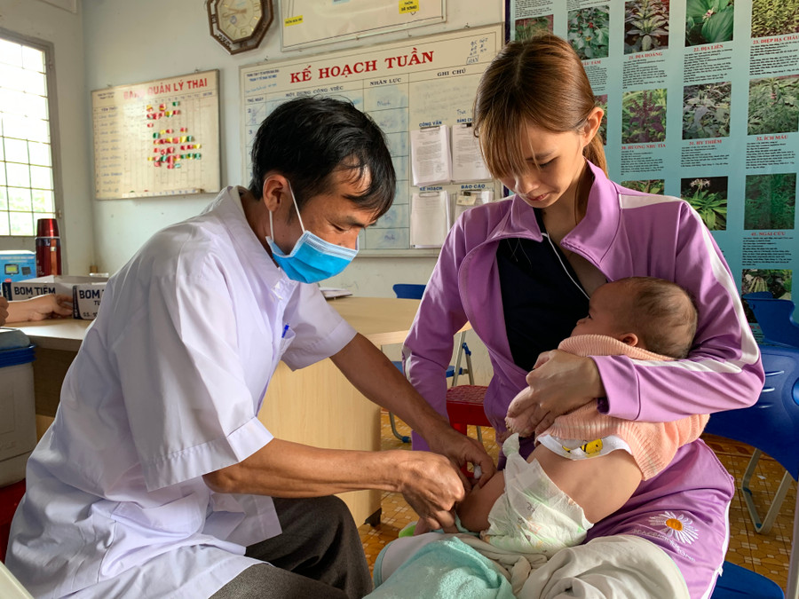 Cán bộ Trạm Y tế xã Đak Sơ Mei (huyện Đak Đoa) tiêm vắc xin phòng các bệnh truyền nhiễm cho trẻ em. Ảnh: Như Nguyện