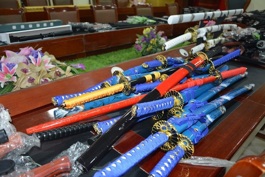  Số kiếm trong gần 2.000 vũ khí, công vụ hỗ trợ bị phát hiện và thu giữ. Ảnh: CTV