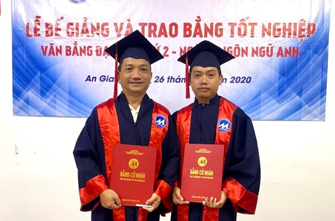 Hai cha con anh Trần Công Lập, Trần Công Thành trong ngày lễ nhận bằng tốt nghiệp - Ảnh: T.T Hai cha con anh Trần Công Lập, Trần Công Thành trong ngày lễ nhận bằng tốt nghiệp - Ảnh: T.T