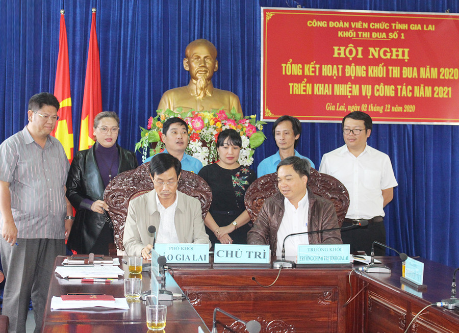 Các đơn vị ký kết giao ước thi đua năm 2021. Ảnh: Phan Lài Các đơn vị ký kết giao ước thi đua năm 2021. Ảnh: Phan Lài