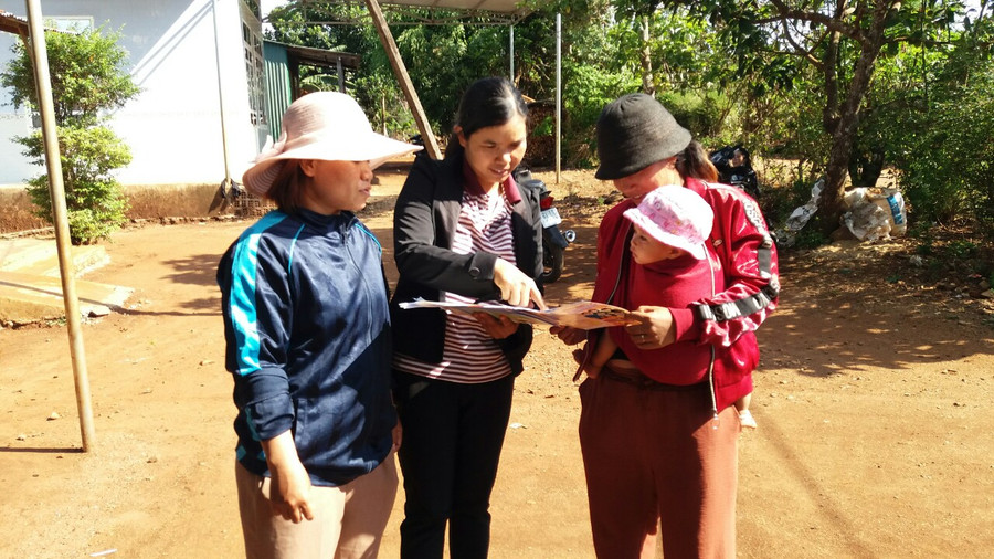 Đẩy mạnh tuyên truyền thực hiện chính sách dân số, kế hoạch hóa gia đình đến người dân. Ảnh Như Ý