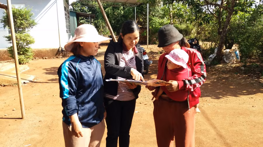 Đẩy mạnh tuyên truyền thực hiện chính sách dân số, kế hoạch hóa gia đình đến người dân. Ảnh Như Ý