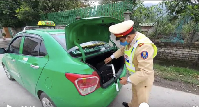Chiếc xe taxi chở 26 kg thuốc nổ Chiếc xe taxi chở 26 kg thuốc nổ