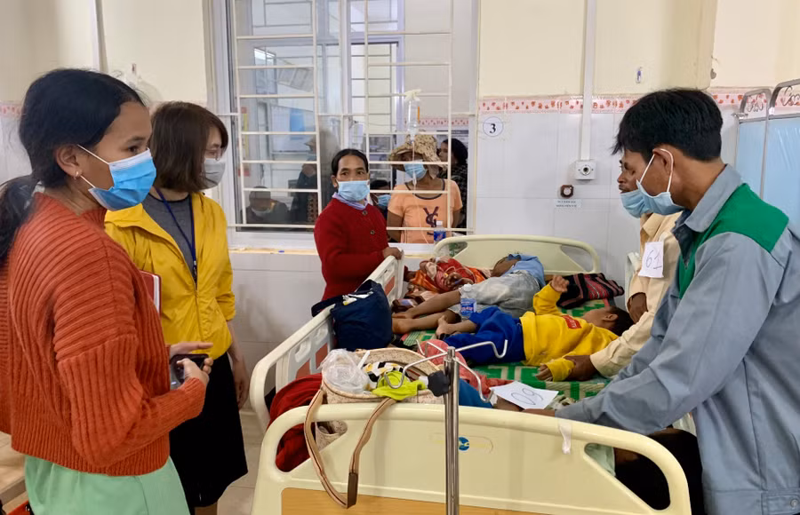 Hiện 173 bệnh nhân vụ ngộ độc vẫn đang tiếp tục điều trị tại Trung tâm Y tế huyện Chư Pưh. Ảnh: Như nguyện