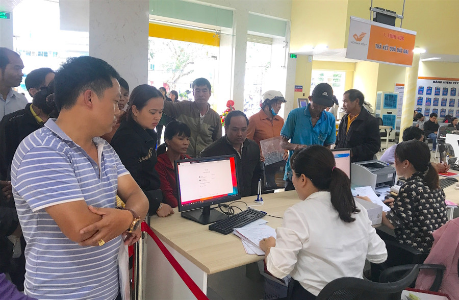  Người dân đến giải quyết TTHC tại Bưu điện tỉnh. Ảnh: Mộc Trà