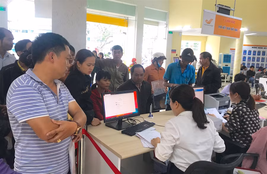  Người dân đến giải quyết TTHC tại Bưu điện tỉnh. Ảnh: Mộc Trà
