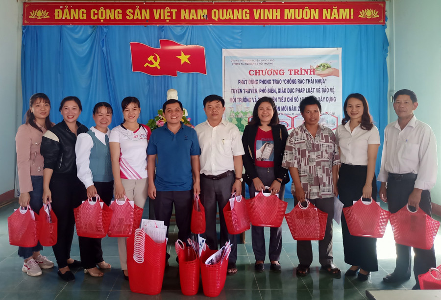 Phòng TN-MT huyện Mang Yang đã tặng 155 giỏ nhựa đi chợ cho người dân làng Chrơng 2