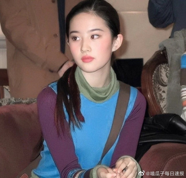 Diện chiếc áo có màu sắc không liên quan, nhưng cô nàng họ Lưu vẫn tỏa sáng vì gương mặt thanh tú.