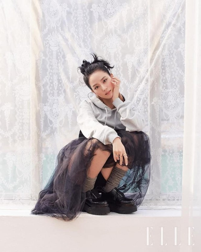 Nhan sắc của Jisoo quả thật xứng danh “hoa hậu Hàn Quốc”, cô đẹp mong manh nhẹ nhàng và trong nhiều bức ảnh mang lại cho người xem cảm giác siêu thực. Ảnh: ELLE