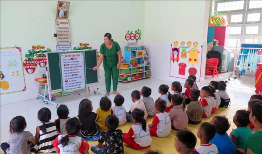 Giáo viên trường mầm non Bằng Lăng, tỉnh Kon Tum giảng dạy tiếng Việt cho các em học sinh. Giáo viên trường mầm non Bằng Lăng, tỉnh Kon Tum giảng dạy tiếng Việt cho các em học sinh.
