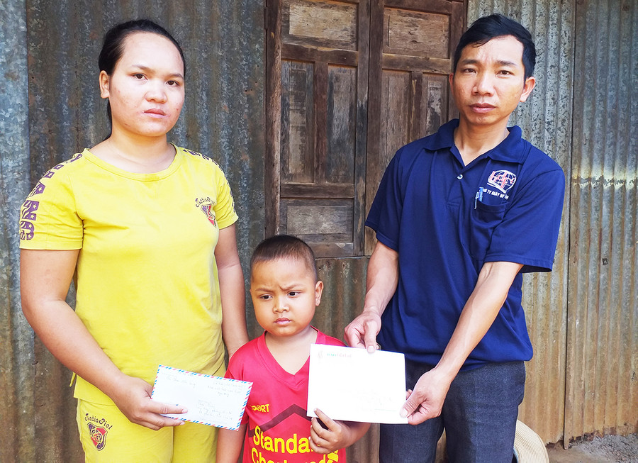 Mẹ con chị H'Luang nhận tiền hỗ trợ của bạn đọc. Ảnh: Đinh Yến Mẹ con chị H'Luang nhận tiền hỗ trợ của bạn đọc. Ảnh: Đinh Yến