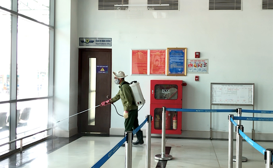 Phun hóa chất khử khuẩn tại khu vực nhà ga Cảng Hàng không Pleiku. Ảnh: Lê Hòa Phun hóa chất khử khuẩn tại khu vực nhà ga Cảng Hàng không Pleiku. Ảnh: Lê Hòa