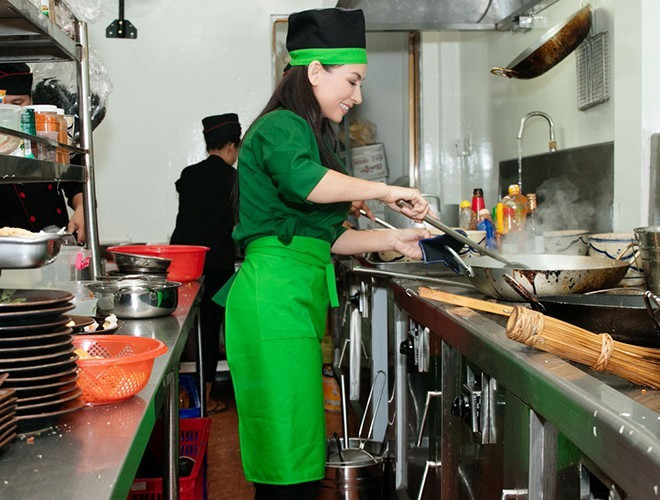 Từ năm 2005, Phi Nhung chính thức trở về Việt Nam hoạt động nghệ thuật. Cô còn mở thêm cửa hàng chay để có thêm thu nhập lo cho các con. Ảnh: NSCC.