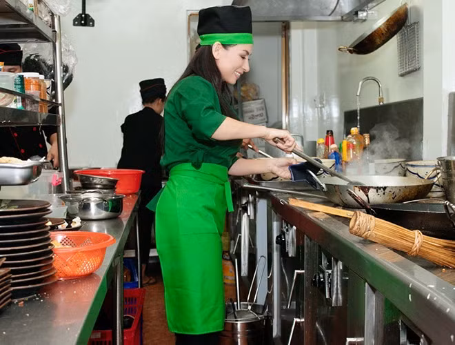 Từ năm 2005, Phi Nhung chính thức trở về Việt Nam hoạt động nghệ thuật. Cô còn mở thêm cửa hàng chay để có thêm thu nhập lo cho các con. Ảnh: NSCC.