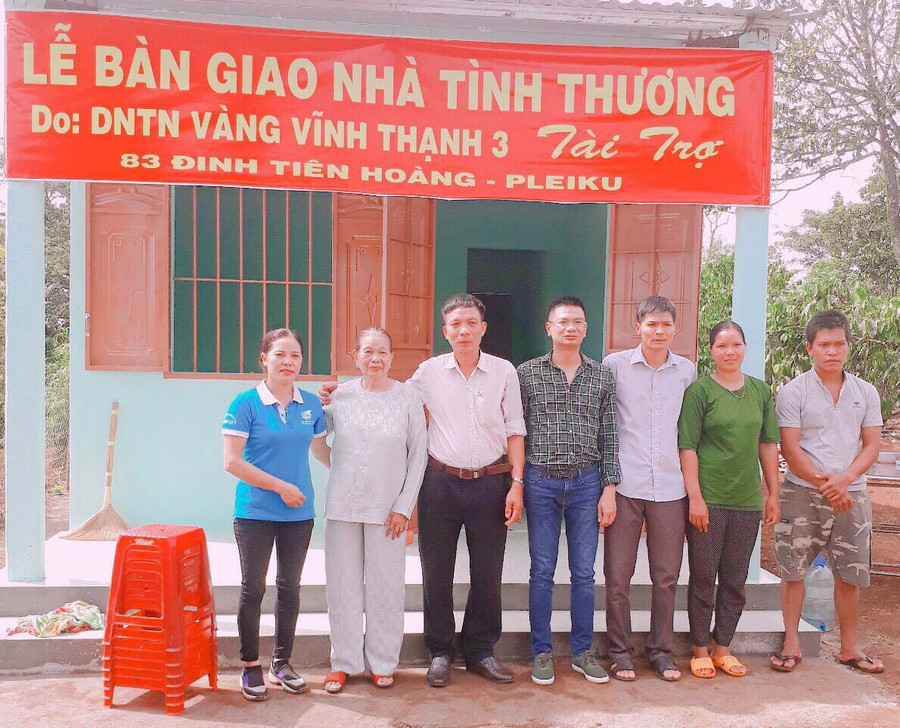 Ủy ban nhân dân xã Ia Sao (huyện Ia Grai) phối hợp cùng Doanh nghiệp tư nhân vàng Vĩnh Thạnh 3 (TP. Pleiku) trao nhà tình thương cho anh Rơ Châm Nghệ (bìa phải, làng Ó). Ảnh: Phan Lài