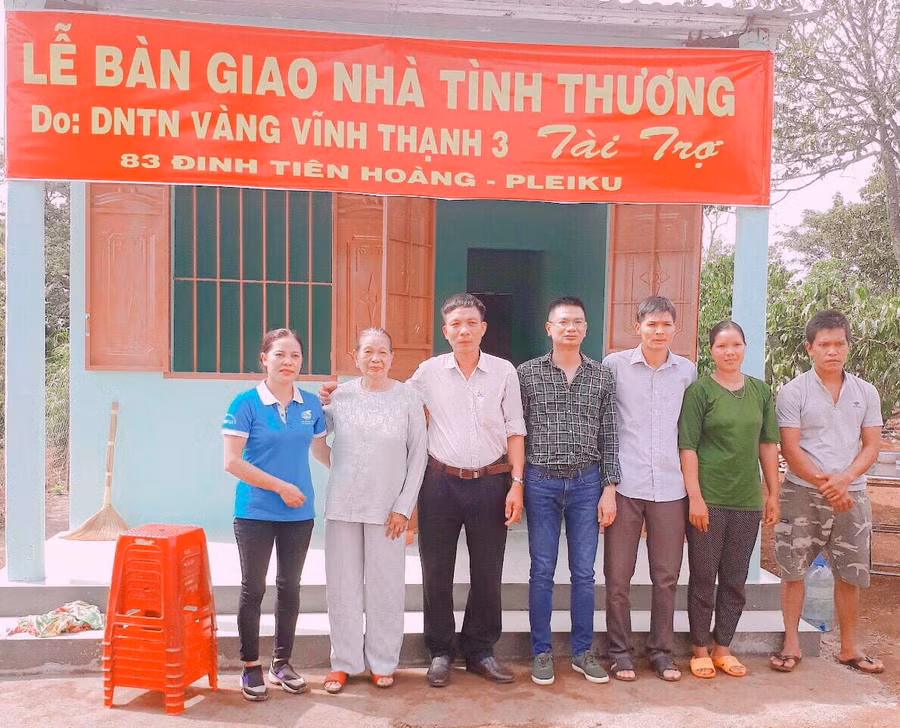 Ủy ban nhân dân xã Ia Sao (huyện Ia Grai) phối hợp cùng Doanh nghiệp tư nhân vàng Vĩnh Thạnh 3 (TP. Pleiku) trao nhà tình thương cho anh Rơ Châm Nghệ (bìa phải, làng Ó). Ảnh: Phan Lài
