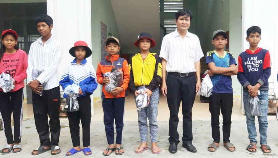 Tặng giày cho học sinh khó khăn Trường Tiểu học và THCS Lê Lợi (xã Đak Tpang, huyện Kông Chro). Ảnh: Hồng Ngọc Tặng giày cho học sinh khó khăn Trường Tiểu học và THCS Lê Lợi (xã Đak Tơ Pang, huyện Kông Chro). Ảnh: Hồng Ngọc