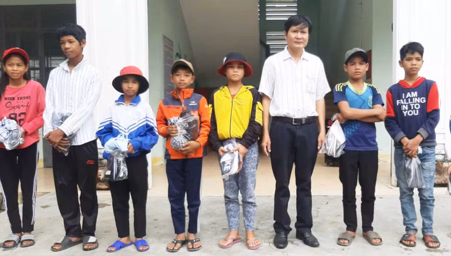  Tặng giày cho học sinh khó khăn Trường Tiểu học và THCS Lê Lợi (xã Đak Tơ Pang, huyện Kông Chro). Ảnh: Hồng Ngọc 